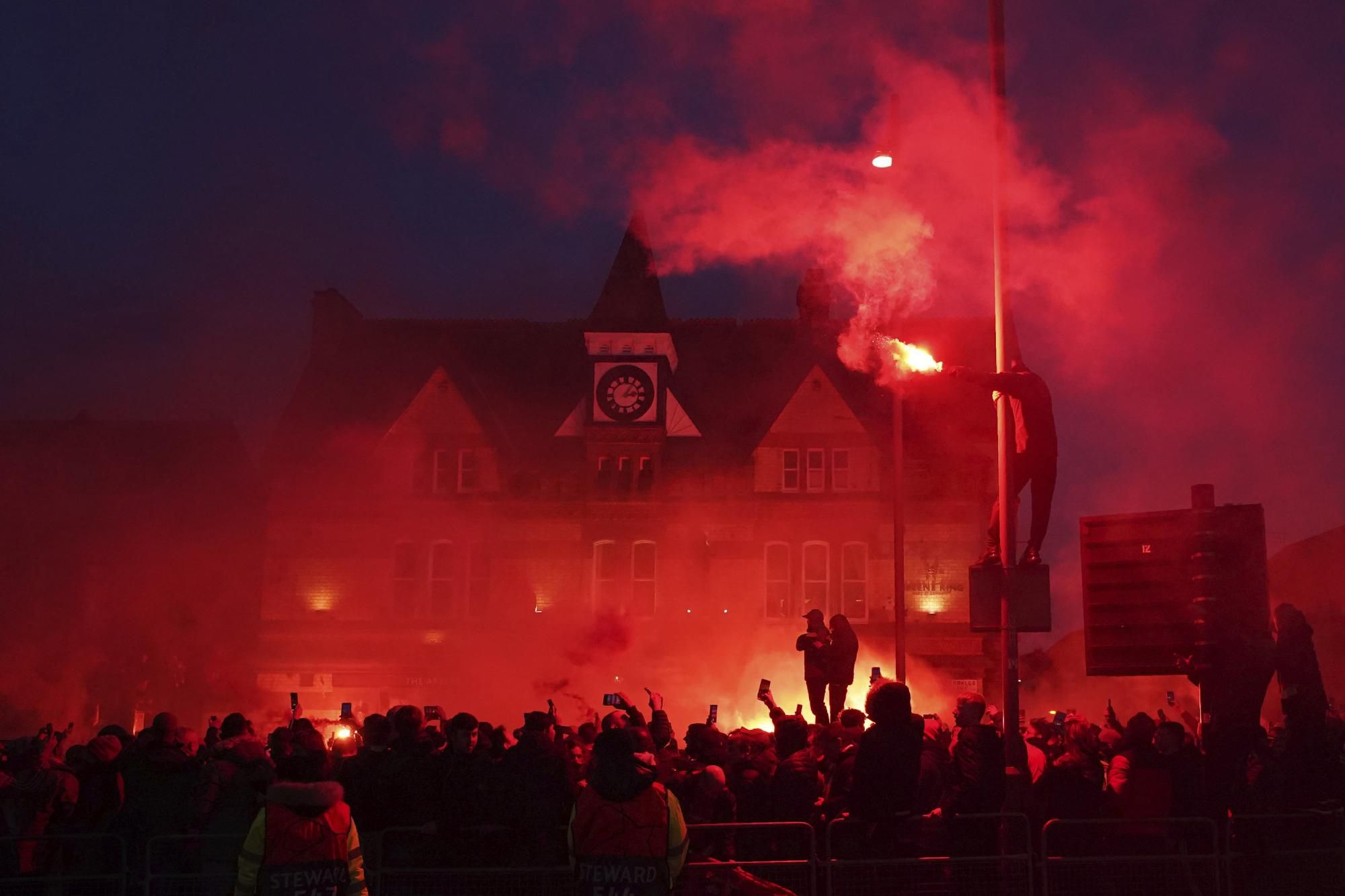 Fanúšikovia LFC v uliciach Liverpoolu