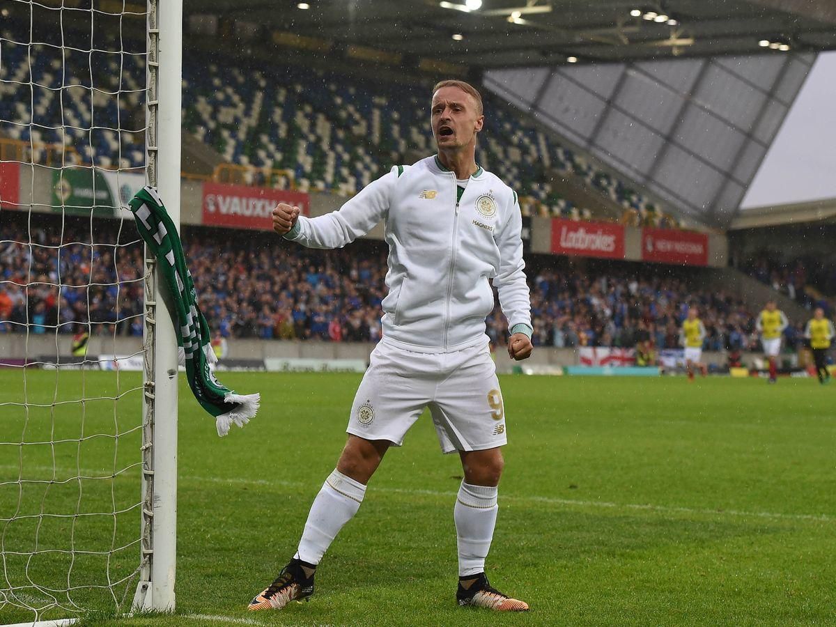 Provokácia so šálom na štadióne Windsor Park. Fanúšikovia protestantského Linfieldu by ho najradšej roztrhali, pre priaznivcov Celticu je odvtedy hrdina.