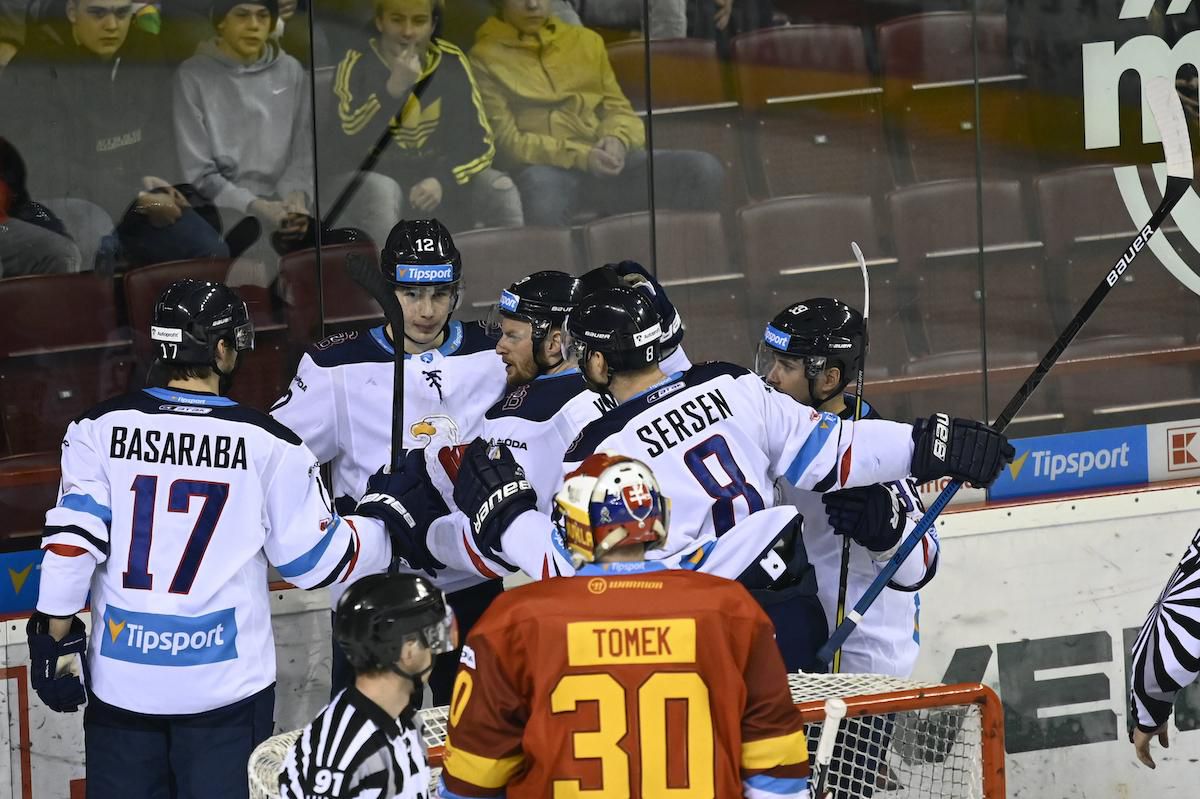 Hráči HC Slovan Bratislava oslavujú gól, ktorý strelil Jakub Urbánek (druhý zľava).