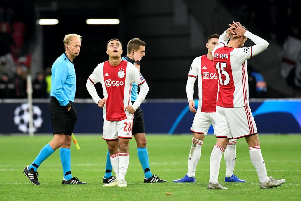 Smutní futbalisti Ajaxu Amsterdam.
