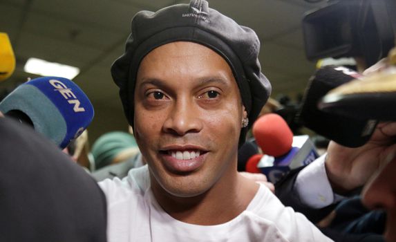 Ronaldinho sa vo väzení nenudí. Spoluhráčom pomohol vyhrať prasiatko