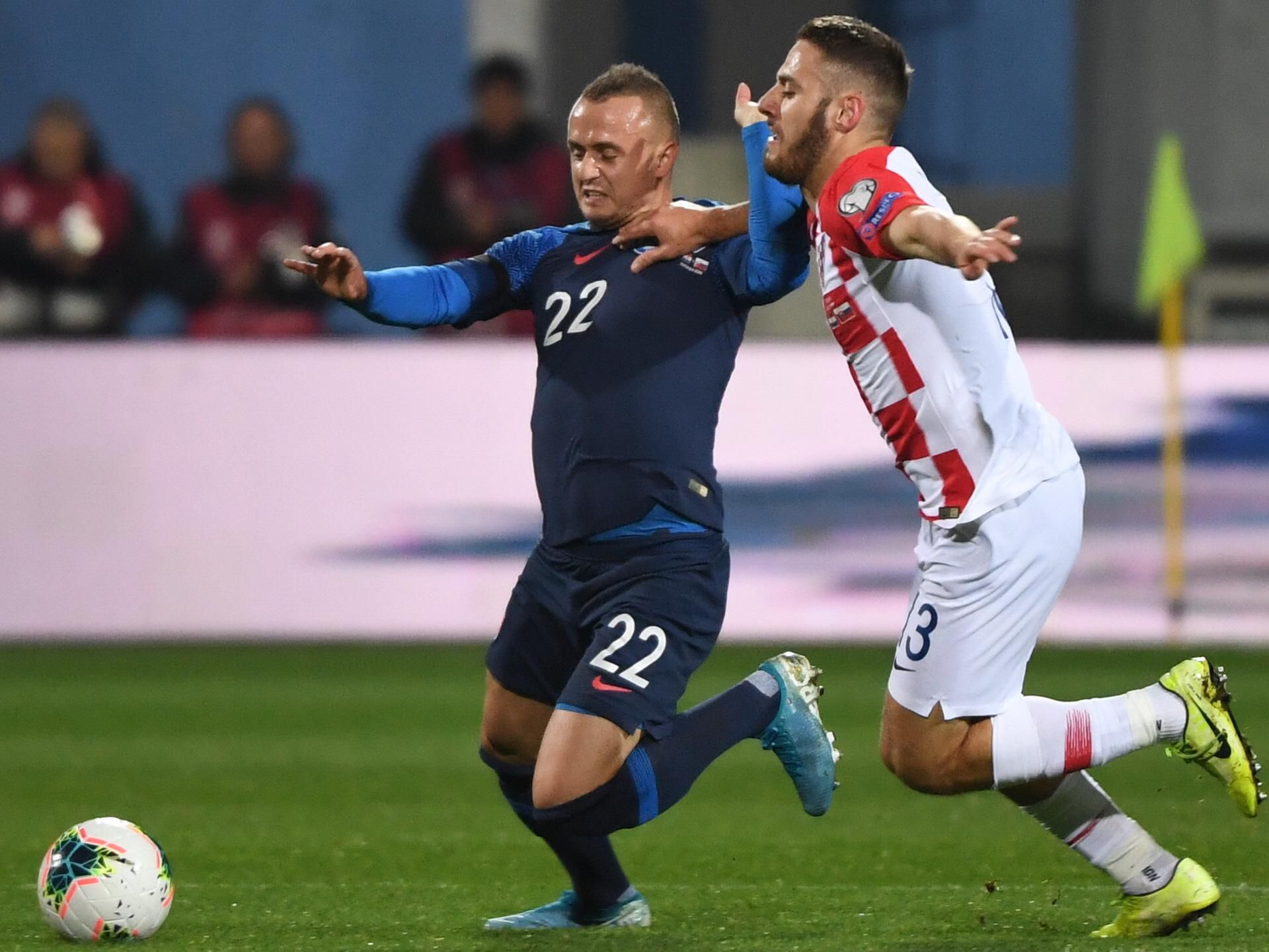 Slovenský futbalový reprezentant Stanislav Lobotka (vľavo) a Chorvát Nikola Vlašič