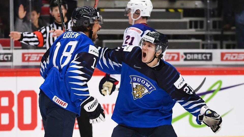 Hokejisti Fínska do 20 rokov oslavujú gól proti USA