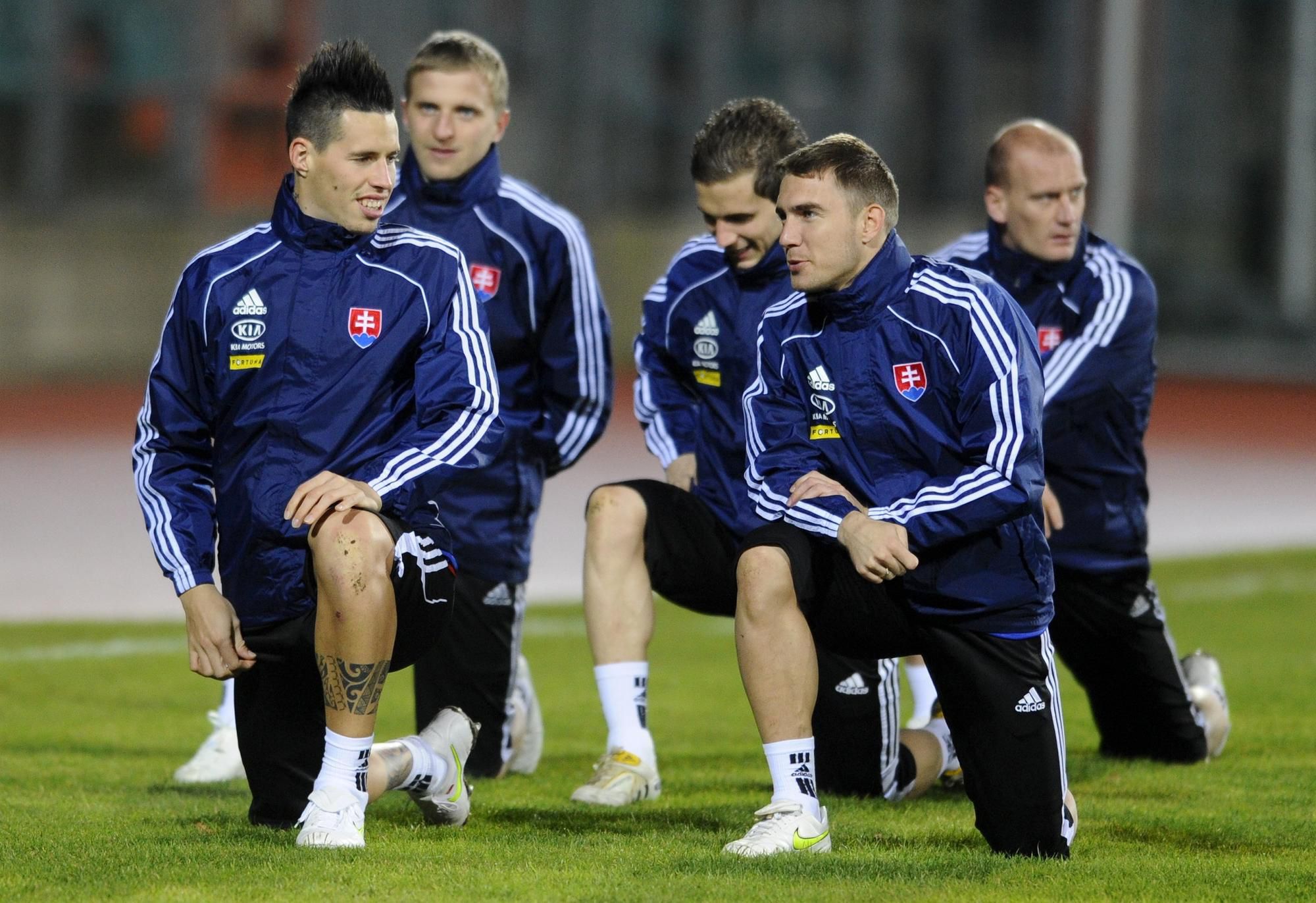 zľava Marek Hamšík, Mário Pečalka, Peter Pekarík, Erik Jendrišek a Miroslav Karhan  počas tréningu slovenskej futbalovej reprezentácie  8. februára 2011