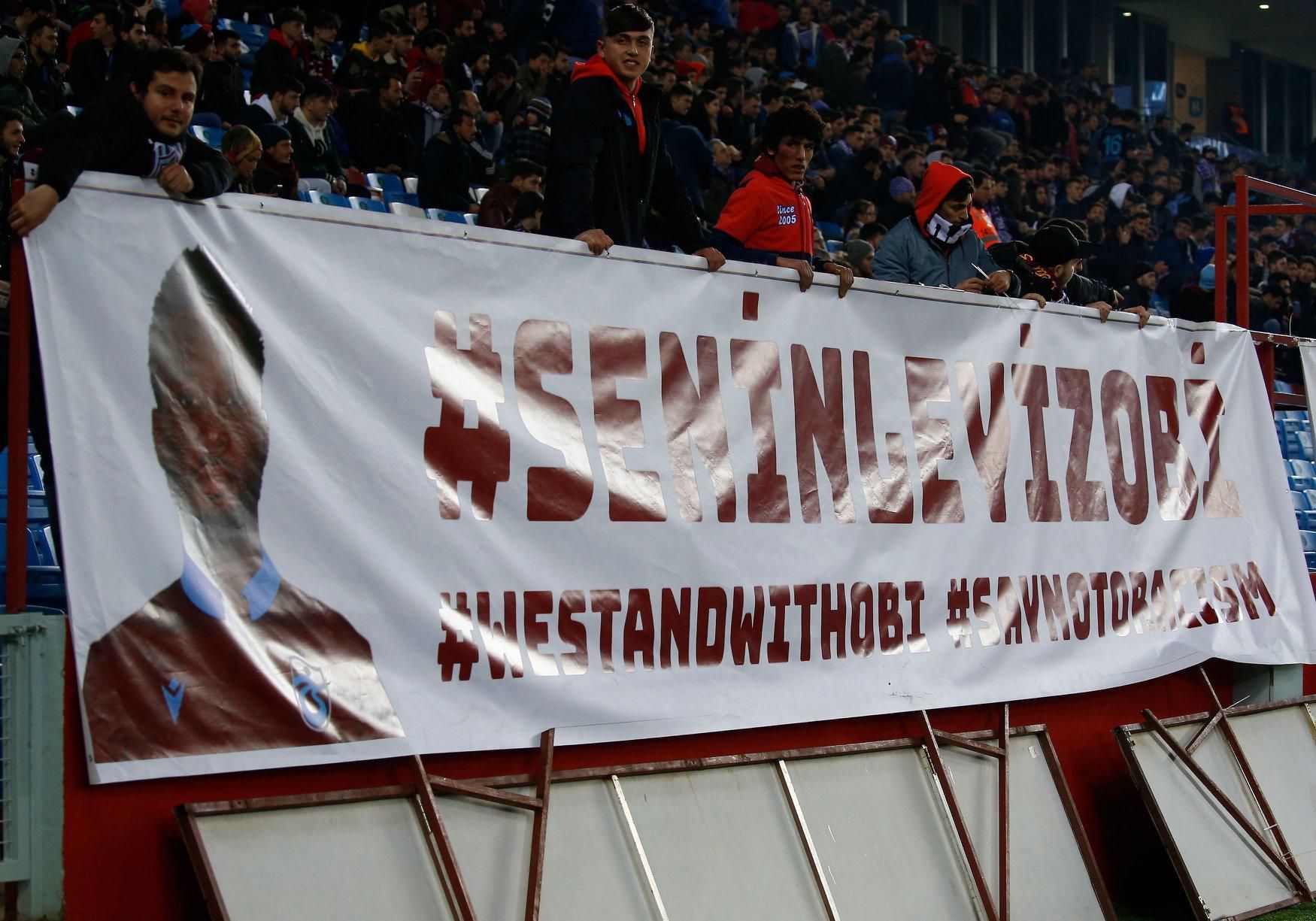 Fanúšikovia Trabzonsporu s podporou Johna Obiho Mikela