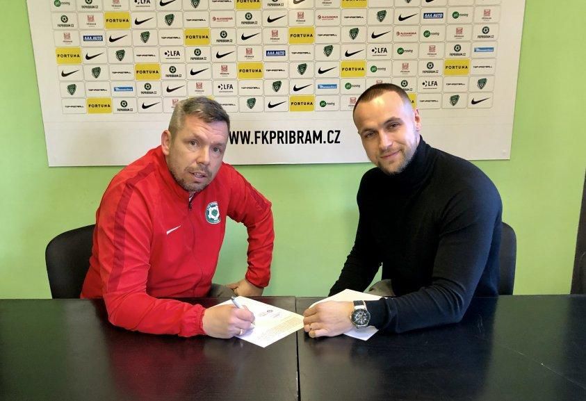 Pavel Horváth podpisuje zmluvu v 1. FK Příbram
