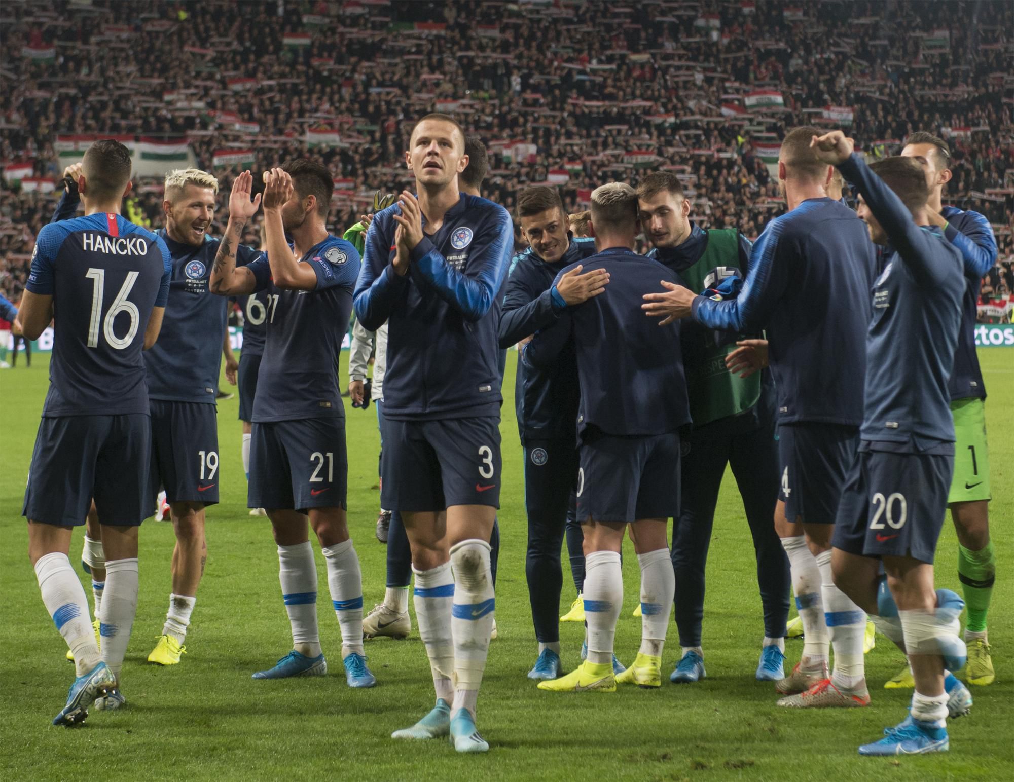 Slovenskí futbaloví reprezentanti zvíťazili v maďarskej Budapešti nad domácim národným tímom 2:1 v dueli kvalifikácie o postup na budúcoročné majstrovstvá Európy.