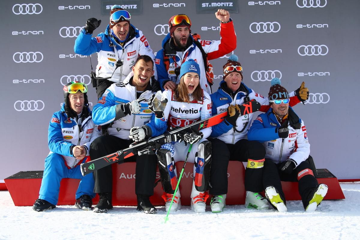 Slovenská lyžiarka Petra Vlhová a jej tím.