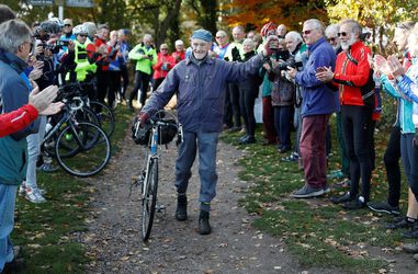 Štyridsať jázd okolo Zeme. Britský starček oslávil milión míľ na bicykli