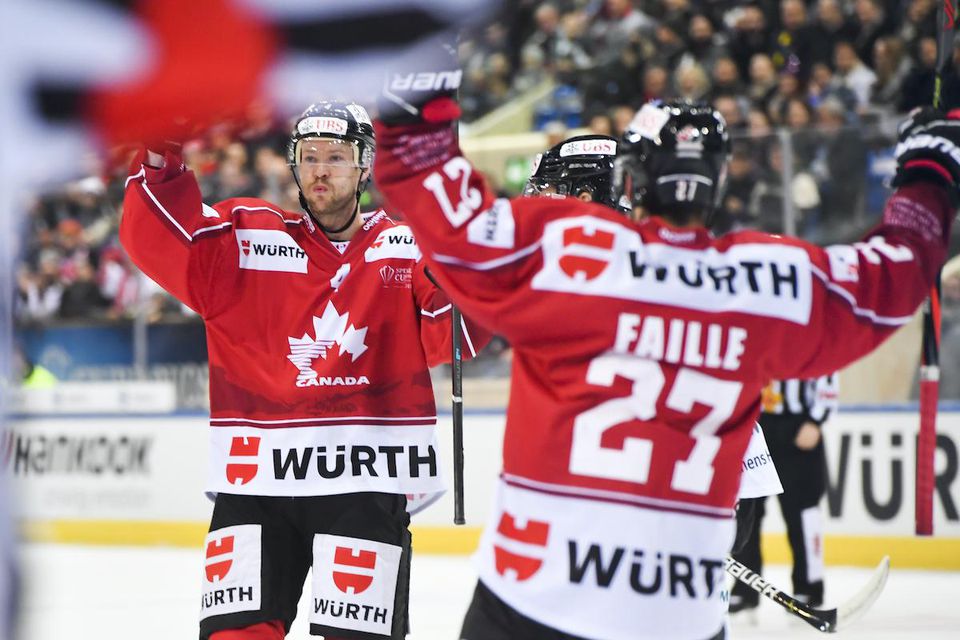 Paul Postma (vľavo) z Team Kanada sa teší po góle.