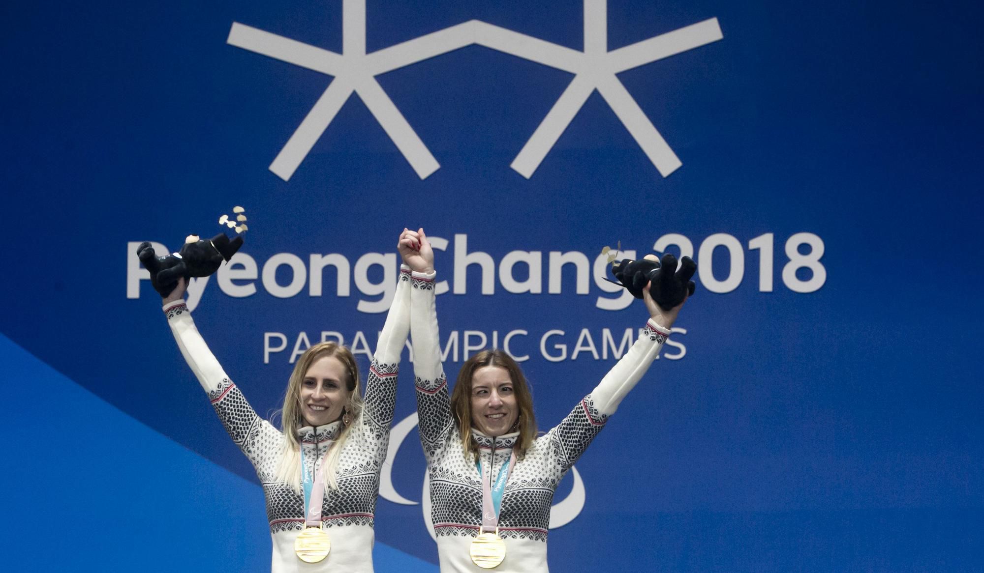 Zlaté medailistky v obrovskom slalome, zjazdová lyžiarka Henrieta Farkašová a jej navádzačka Natália Šubrtová.