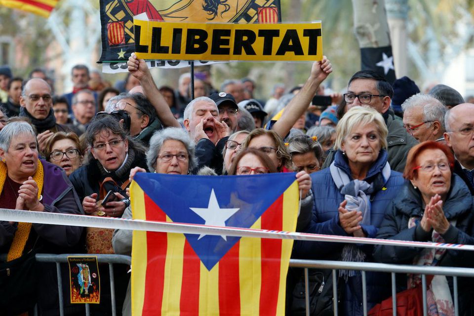 Protestujúci v Katalánsku.