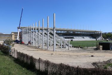 Pozrite sa, ako vyzerá rozostavaný štadión v Trenčíne. Už budujú tribúny za bránkami