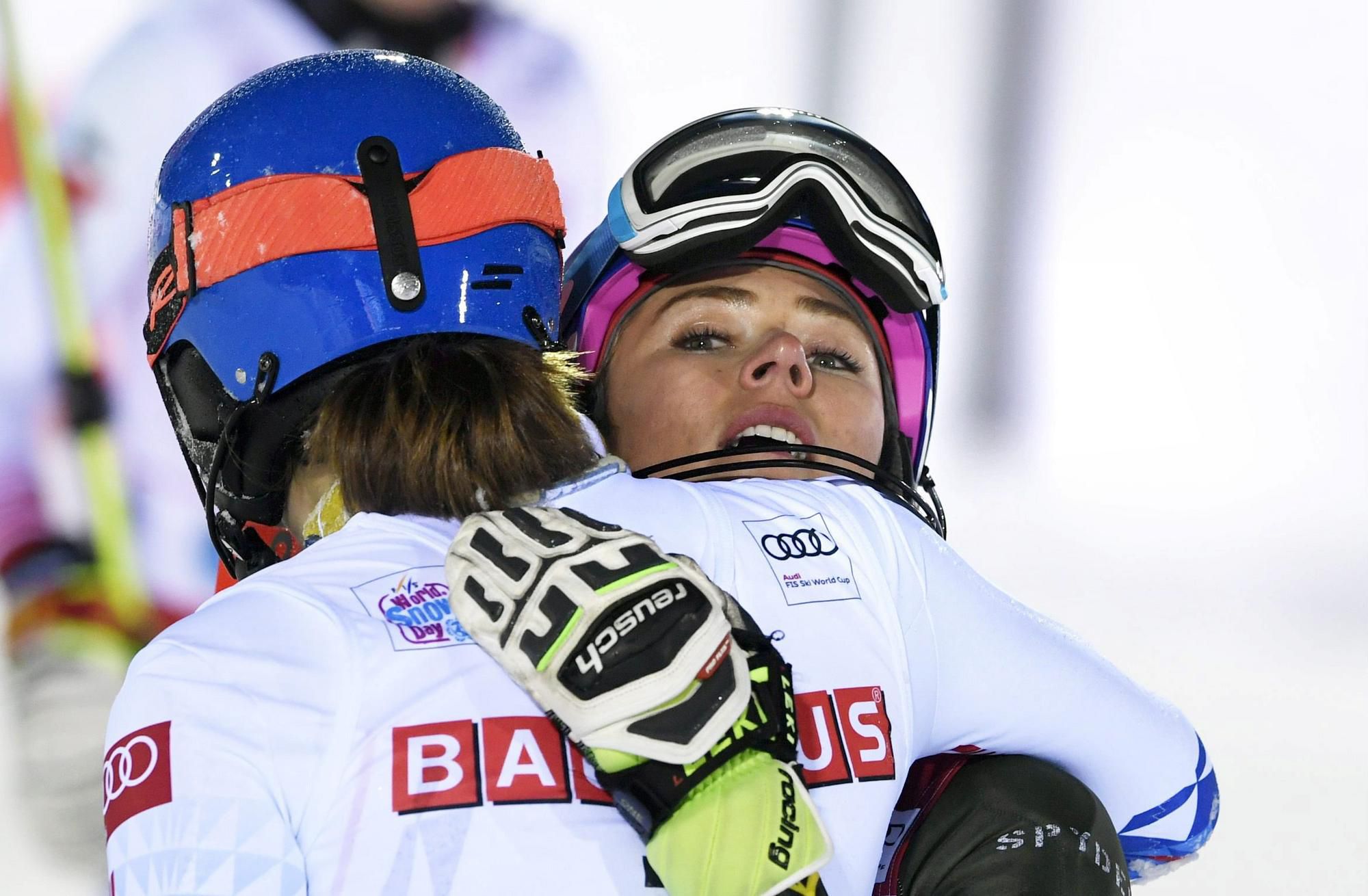 Mikaela Shiffrinová upokojuje Petru Vlhovú po jej nevydarenom druhom kole.