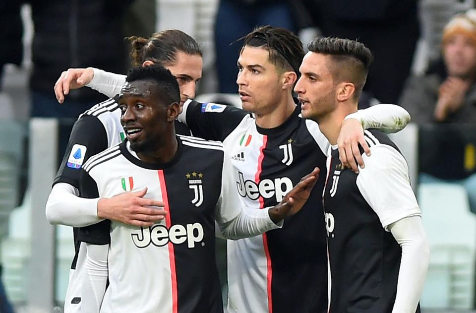 Cristiano Ronaldo sa teší so spoluhráčmi z Juventusu z gólu.