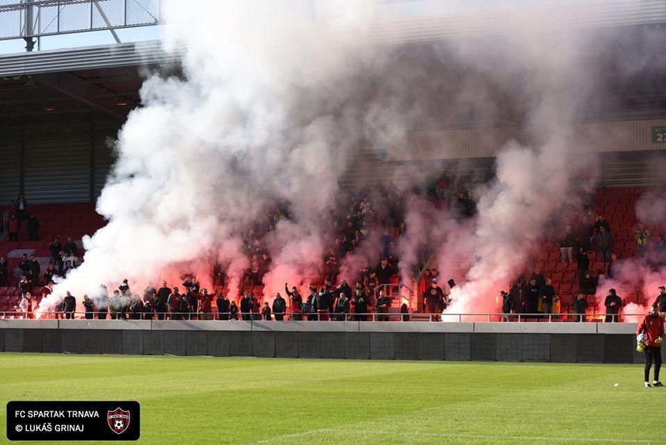 Fanúšikovia Spartaka Trnava deň pred derby na rozcvičke hráčov