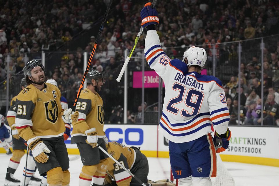 Leon Draisaitl (Edmonton Oilers) sa teší z gólu do siete Vegas Golden Knights