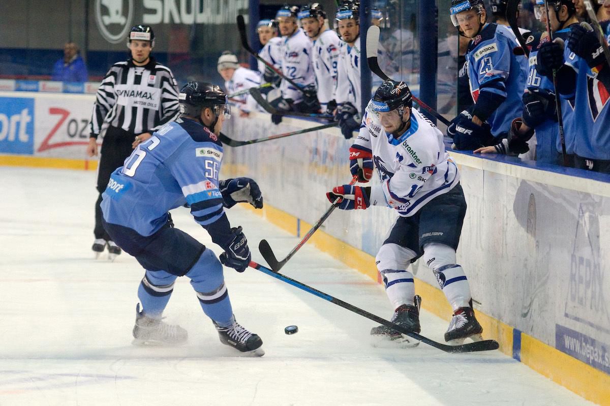 Martin Réway z HK Poprad a Daniel Demo z HC Slovan Bratislava.