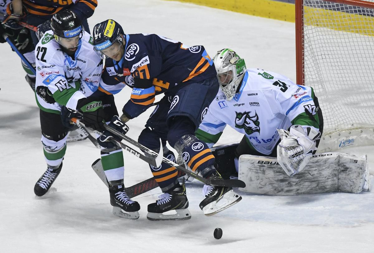 Brankár Christián Pavlas (Nové Zámky), uprostred Michal Chovan (HC Košice), vľavo Aleksandar Magovac (Nové Zámky).