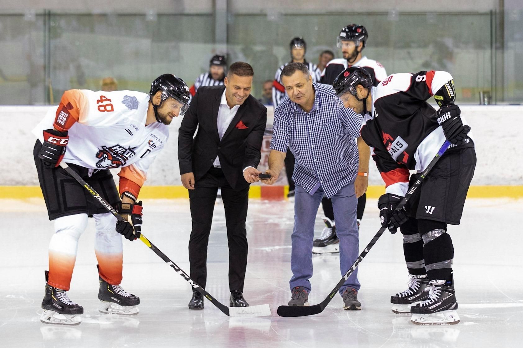 Dušan Pašek ml. a Dárius Rusnák vhadzujú úvodné buly pred prípravným záasom Bratislava Capitals - HC 05 Banská Bystrica.