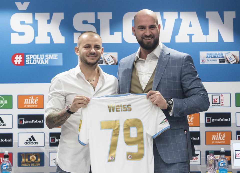 Viceprezident ŠK Slovan Bratislava Ivan Kmotrík ml. a vľavo nová posila Vladimír Weiss ml.