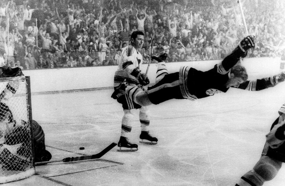 Hokejista Bostonu Bruins Bobby Orr padá na ľad po strelení víťazného gólu do brány St. Louis Blues vo finále Stanleyho pohára 10. mája 1970.
