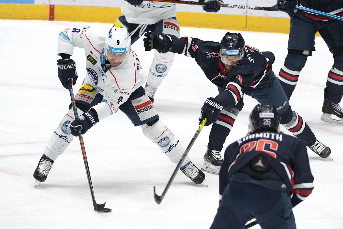 Judd Blackwater (Nitra) a vpravo Martin Štajnoch (Slovan).