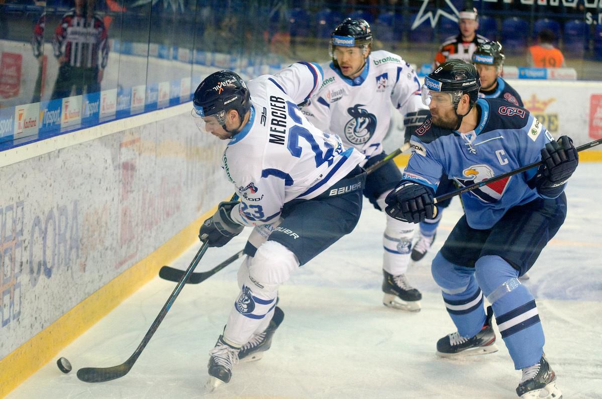 Pier Luc Mercier z HK Poprad a Michal Sersen z HC Slovan Bratislava.