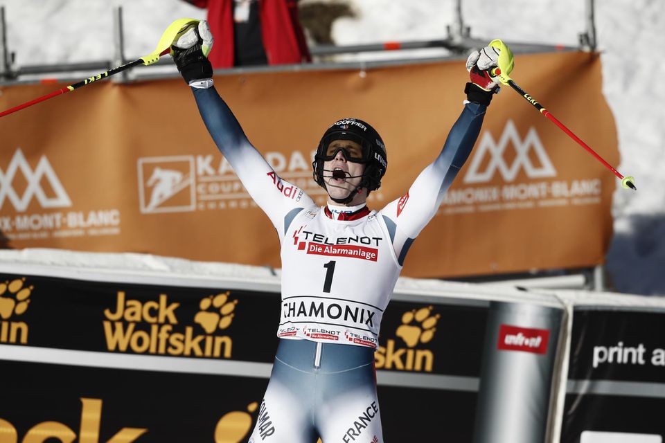 Clement Noel oslavuje víťazstvo v slalome v Chamonix