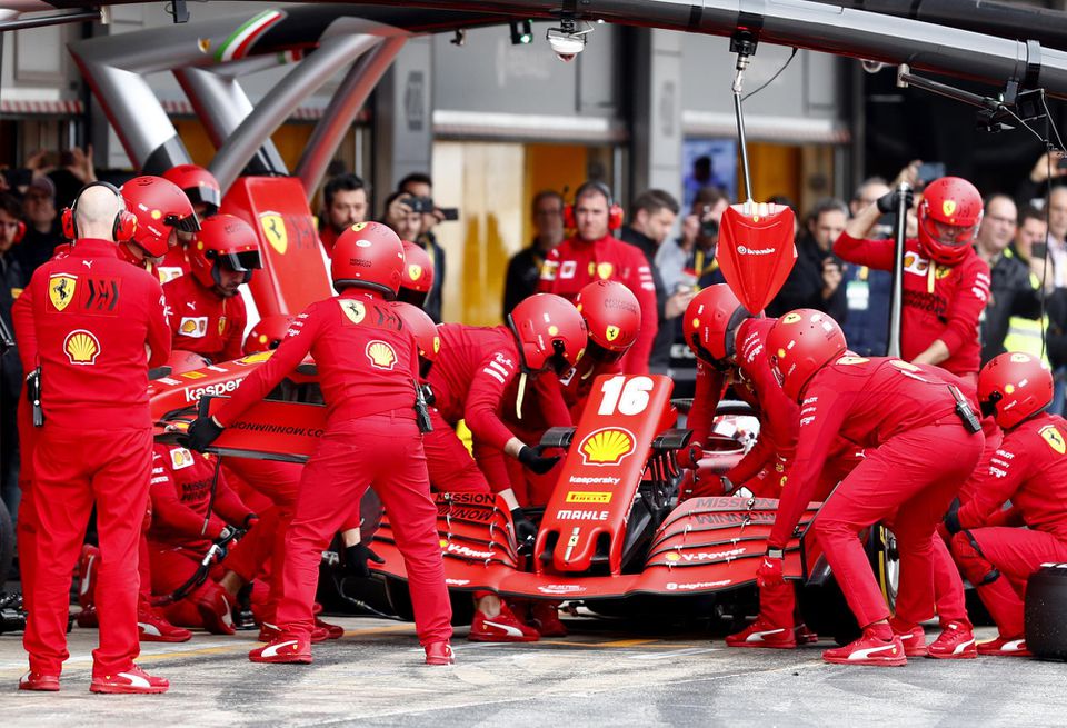 Mechanici tímu Ferrari v akcii.