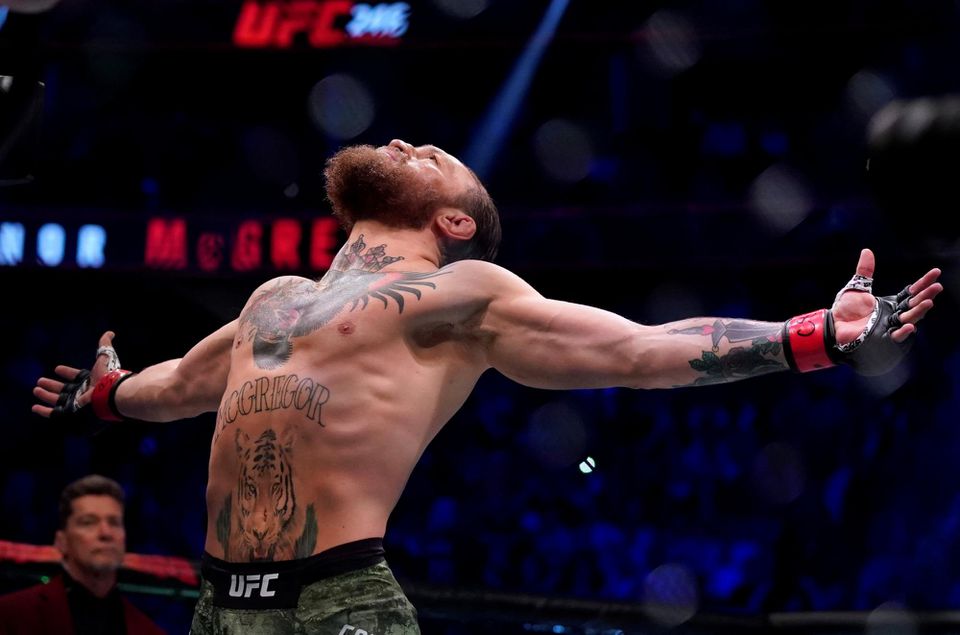 Conor McGregor sa teší z výhry.