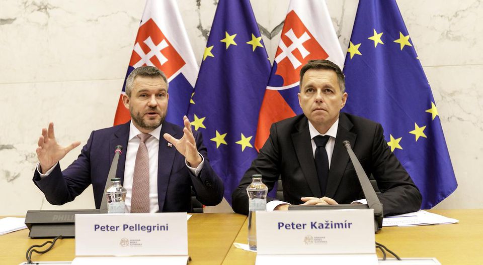 Predseda vlády SR Peter Pellegrini a guvernér Národnej banky Slovenska Peter Kažimír.