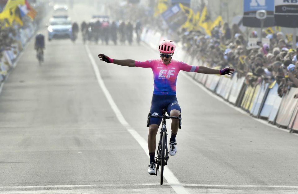 Na snímke taliansky cyklista Alberto Bettiol  (Education First) oslavuje víťazstvo v cieli preteku Okolo Flámska.