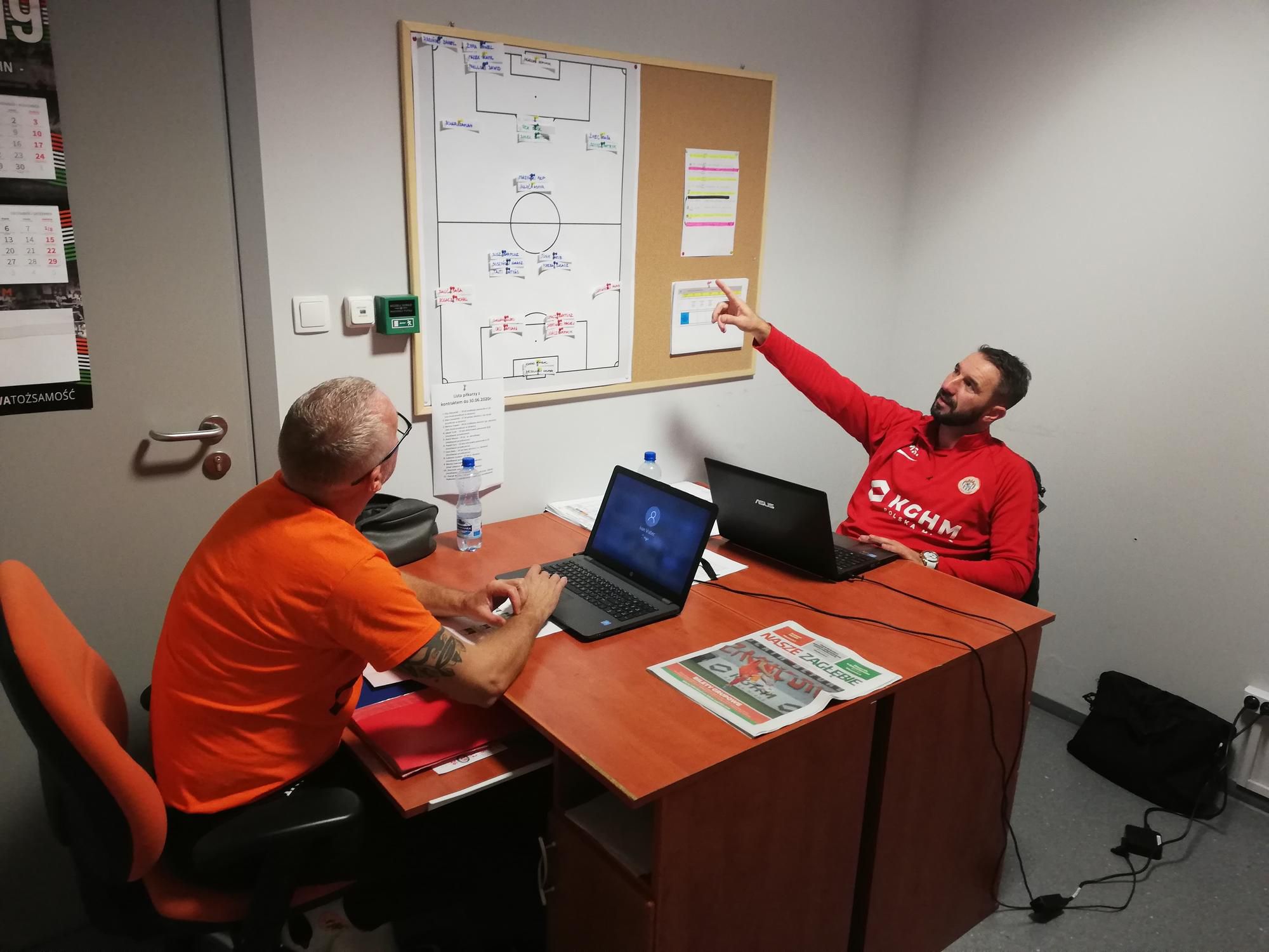 Naše trénerské duo v pracovnom kancelárskom nasadení. Vpravo hlavný Martin Ševela, vľavo jeho dlhoročná pravá ruka Ivan Vrabec.