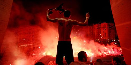 Koronavírus? Nevadí, hráči PSG oslavovali s tisíckami fanúšikov postup, Cavani nechápal