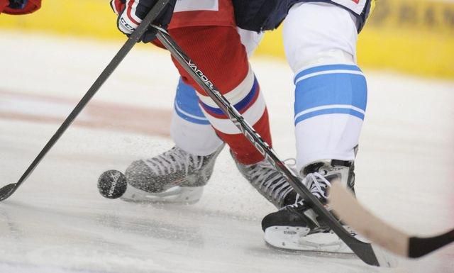 Hokej korcule hokejka puk ilustracne reuters