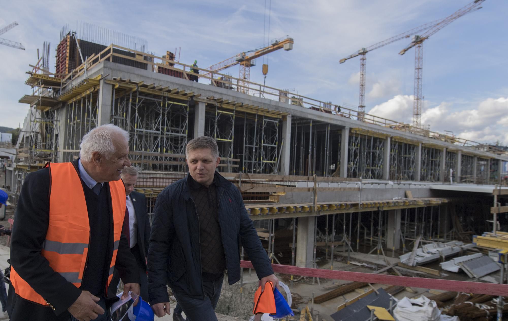 Robert Fico a Dušan Galis počas kontroly Národného futbalového štadióna