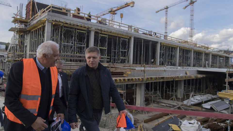 Robert Fico a Dušan Galis počas kontroly Národného futbalového štadióna