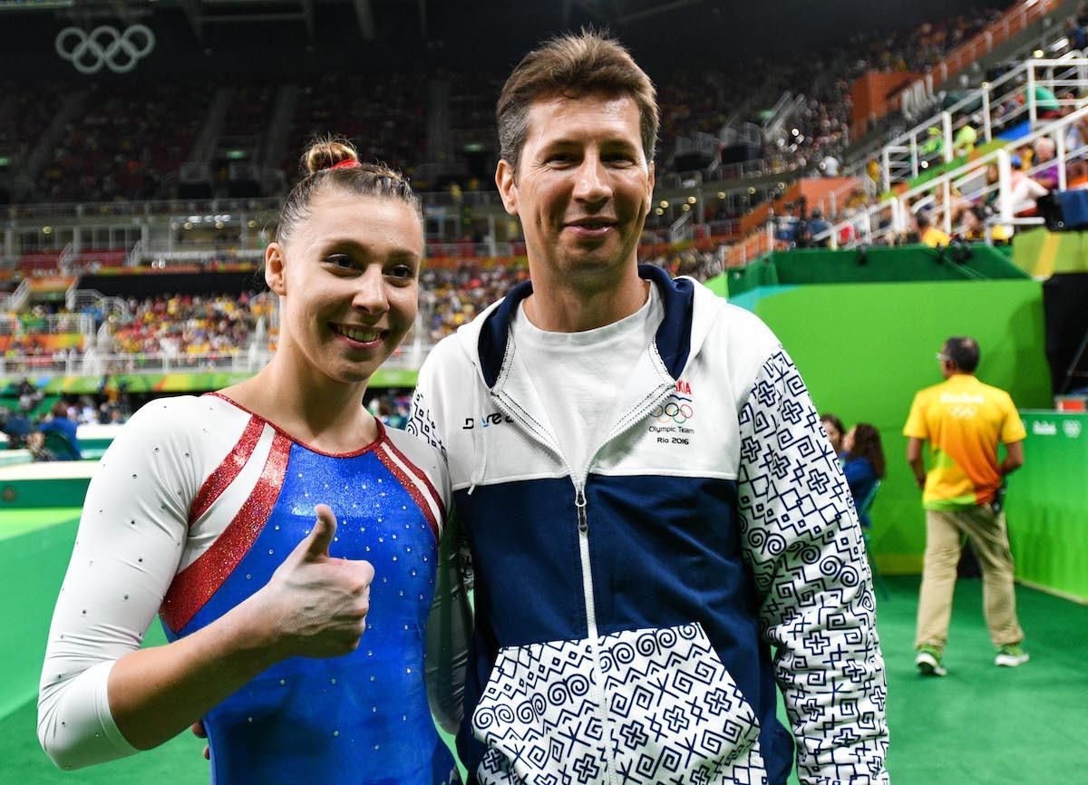 Slovenská gymnastka Barbora Mokošová a tréner Martin Zvalo.