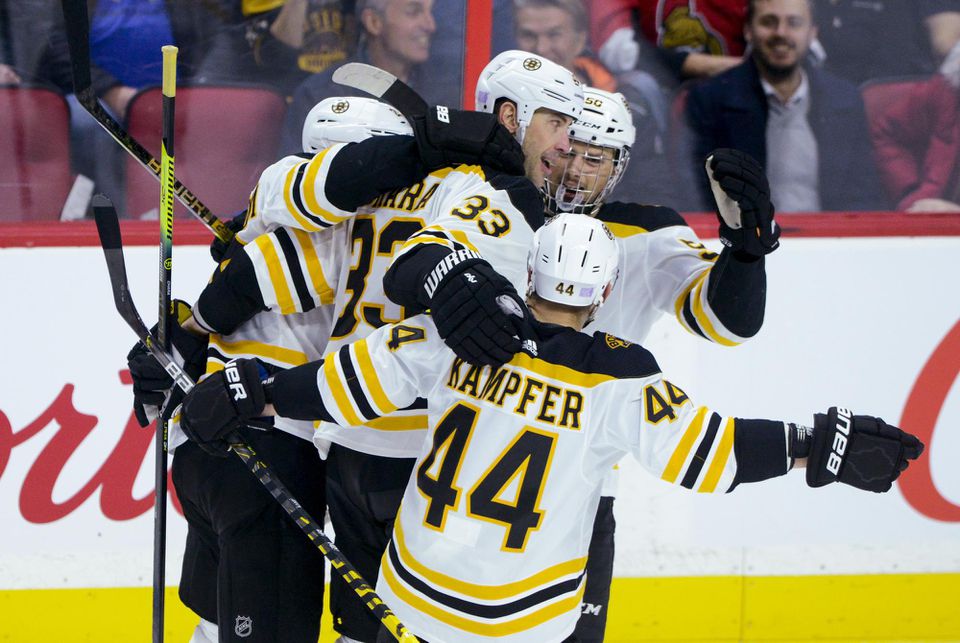 Zdeno Chára oslavuje so spoluhráčmi z Bostonu Bruins