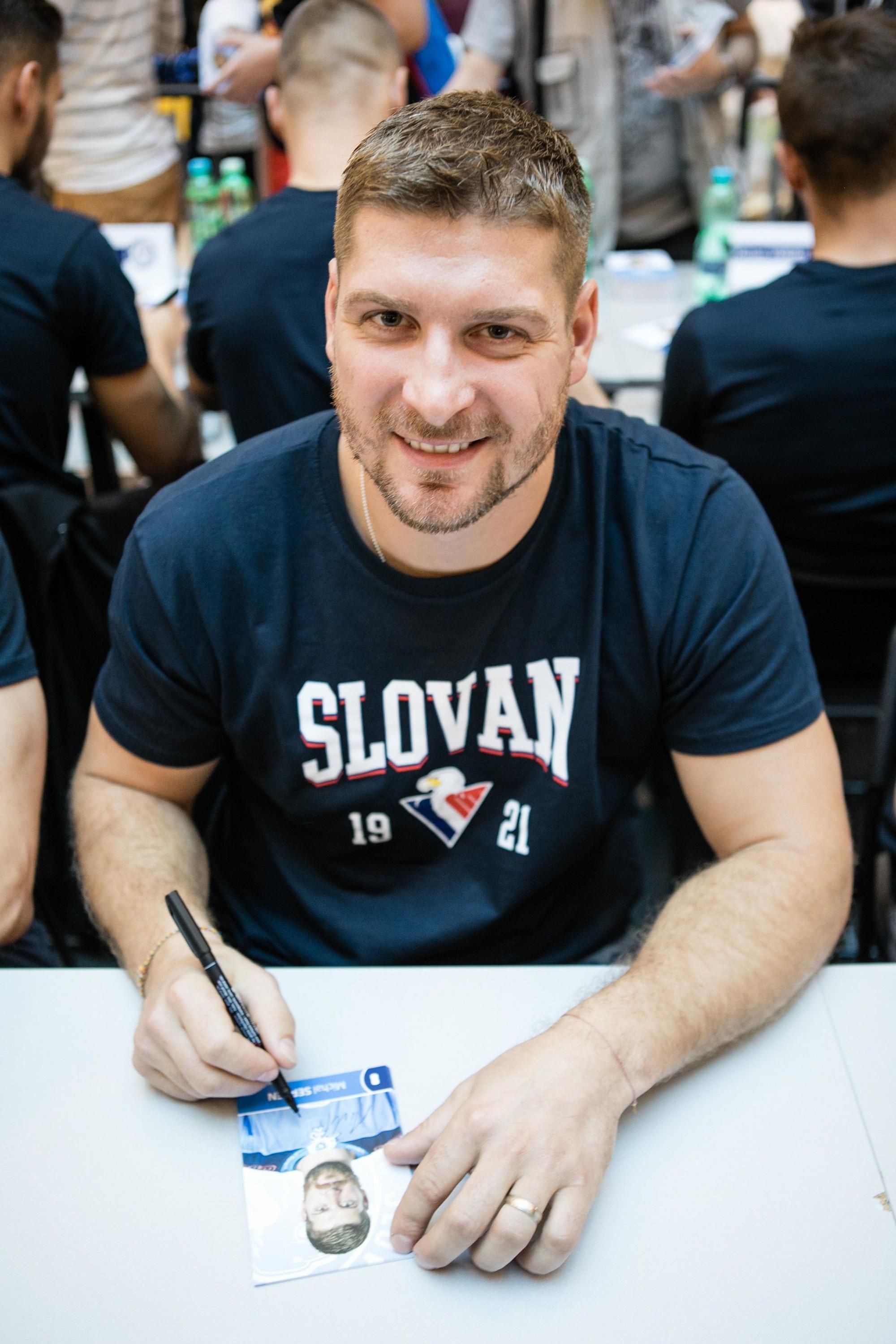 Hokejista Michal Sersen počas stretnutia a autogramiády hokejistov HC Slovan Bratislava s fanúšikmi.
