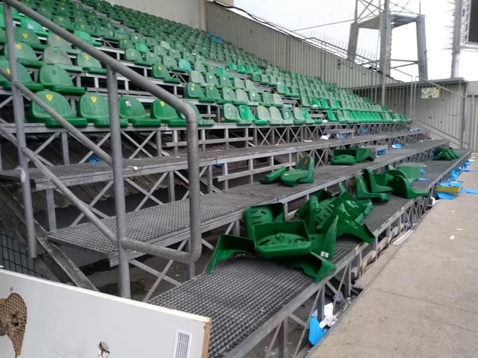 Fanúšikovia Slovana Bratislava zdemolovali sektor hostí na Štadióne pod Dubňom v Žiline