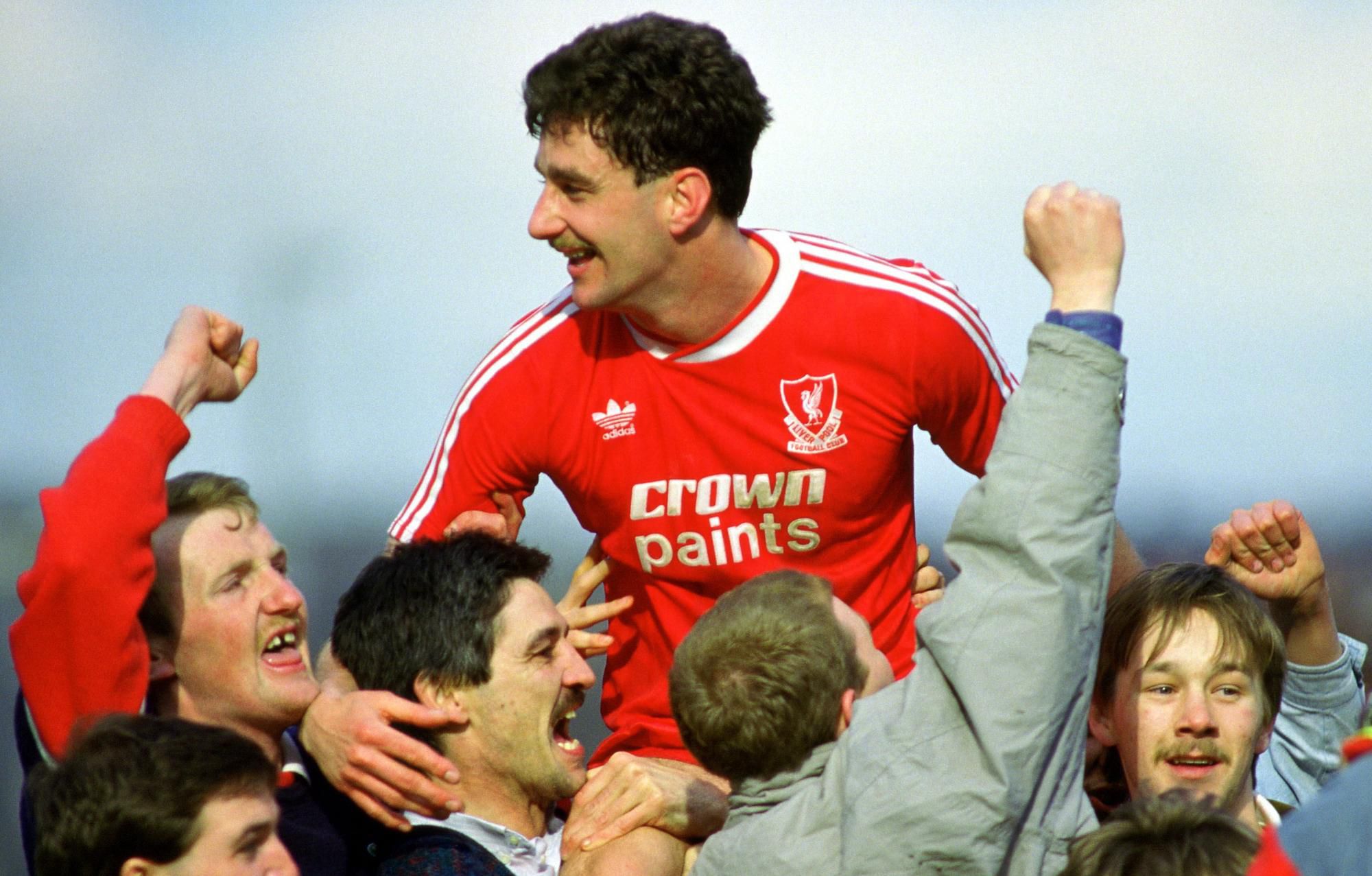 John Aldridge oslavuje zisk 17 titulu Liverpoolu z roku 1988