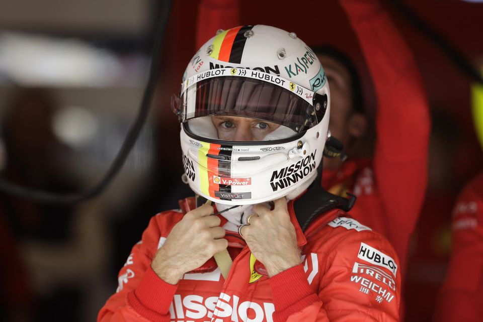 Nemec Sebastian Vettel z Ferrari v boxoch.