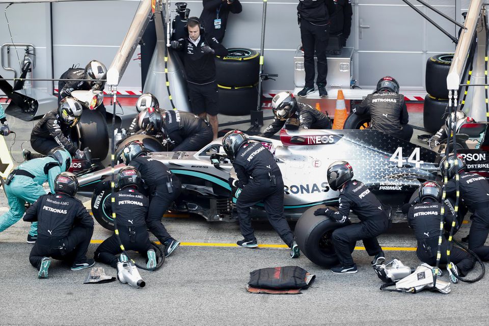 Mechanici tímu Mercedes vymieňajú kolesá na monoposte.