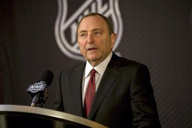 Komisár NHL Gary Bettman prvýkrát pripustil, že základnú časť nedohrajú