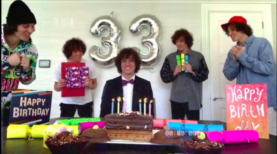 David Luiz oslavoval narodeniny so svojimi klonmi.