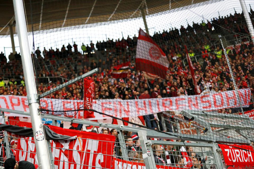 Fanklub Bayernu vyvesil urážlivé transparenty na prezidenta klubu