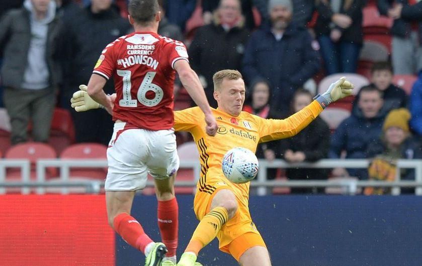 Marek Rodák pri zákroku v zápase s Middlesbroughom, po ktorom bol vylúčený