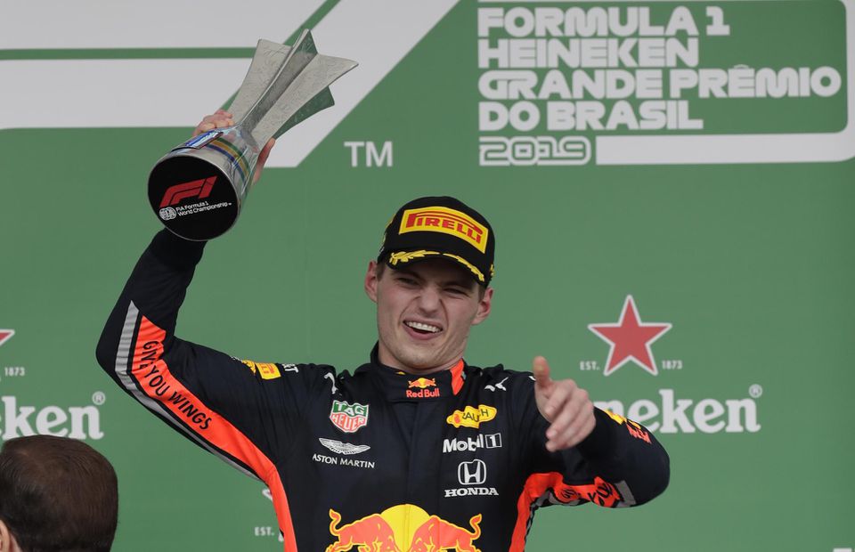 Holandský jazdec F1 Max Verstappen zo stajne Red Bull oslavuje na pódiu s trofejou po jeho víťazstve pretekov nedeľňajšej Veľkej ceny Brazílie